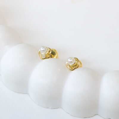TOPITOS FLOR SILUETA CON PERLA ORO 18K